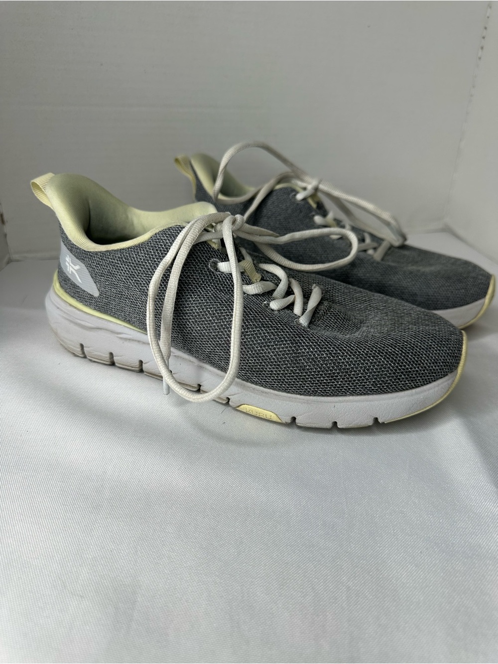 KURU Flex Via Athletic Sneakers in Gray with Pale Yellow Lining. Size 6.5 W